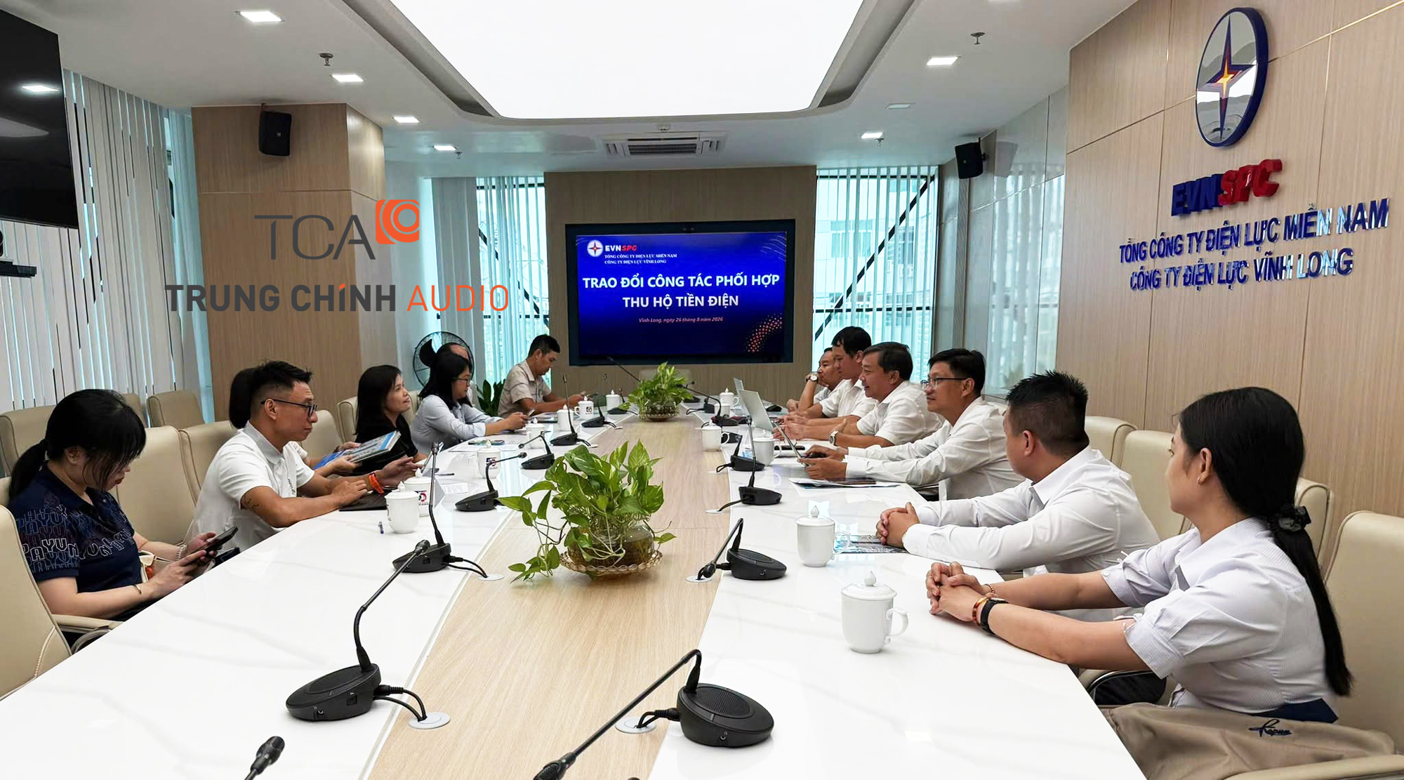 Hình ảnh cuộc họp trao đổi công tác phối hợp thu hộ tiền điện tại EVN Vĩnh Long, sử dụng hệ thống micro hội thảo Bosch.