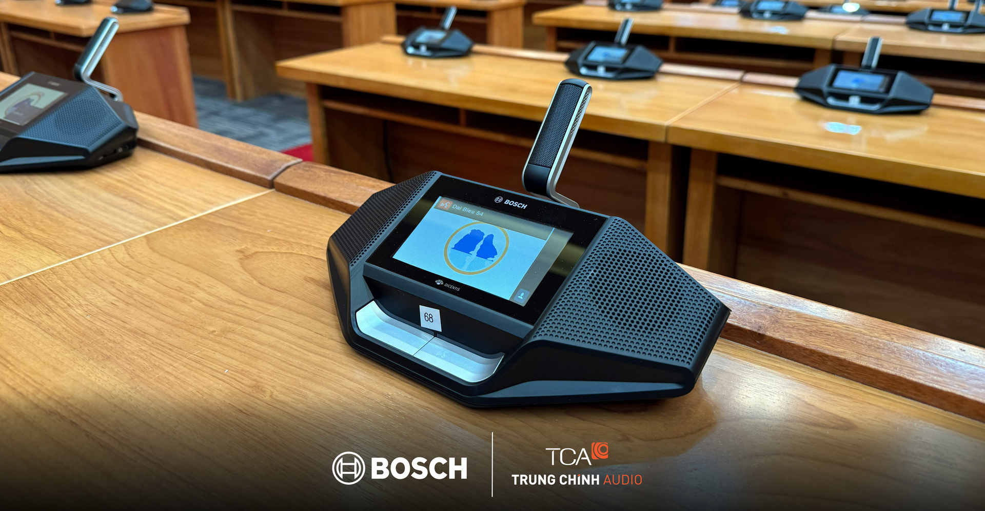 Thiết bị hội thảo Bosch DICENTIS DCNM-DE sử dụng cùng cần micro DCNM-HDMIC tại công trình.