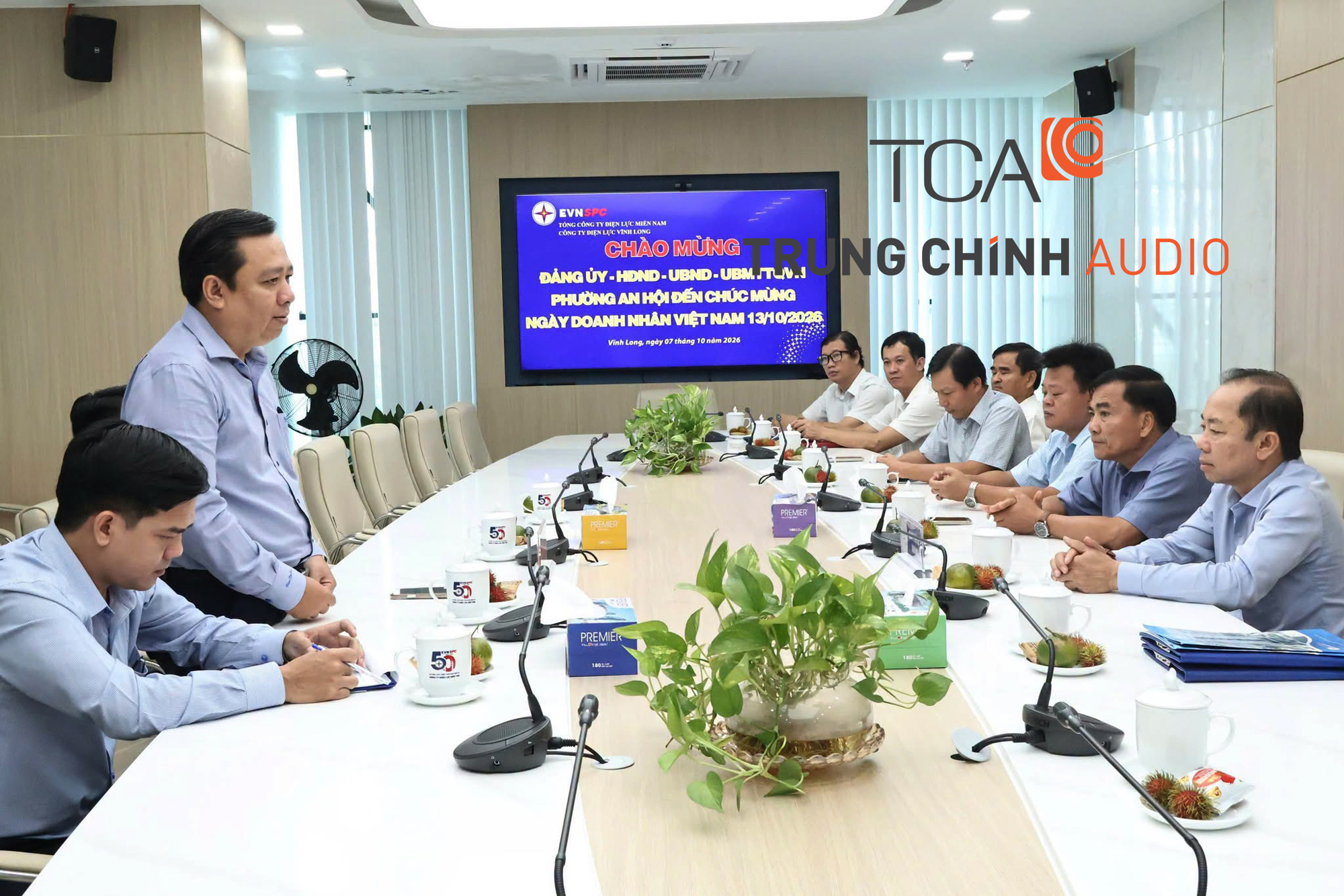 Hình ảnh cuộc gặp gỡ nhân Ngày Doanh nhân Việt Nam 13/10/2026 tại EVN Vĩnh Long, với hệ thống micro hội thảo Bosch CCS 700